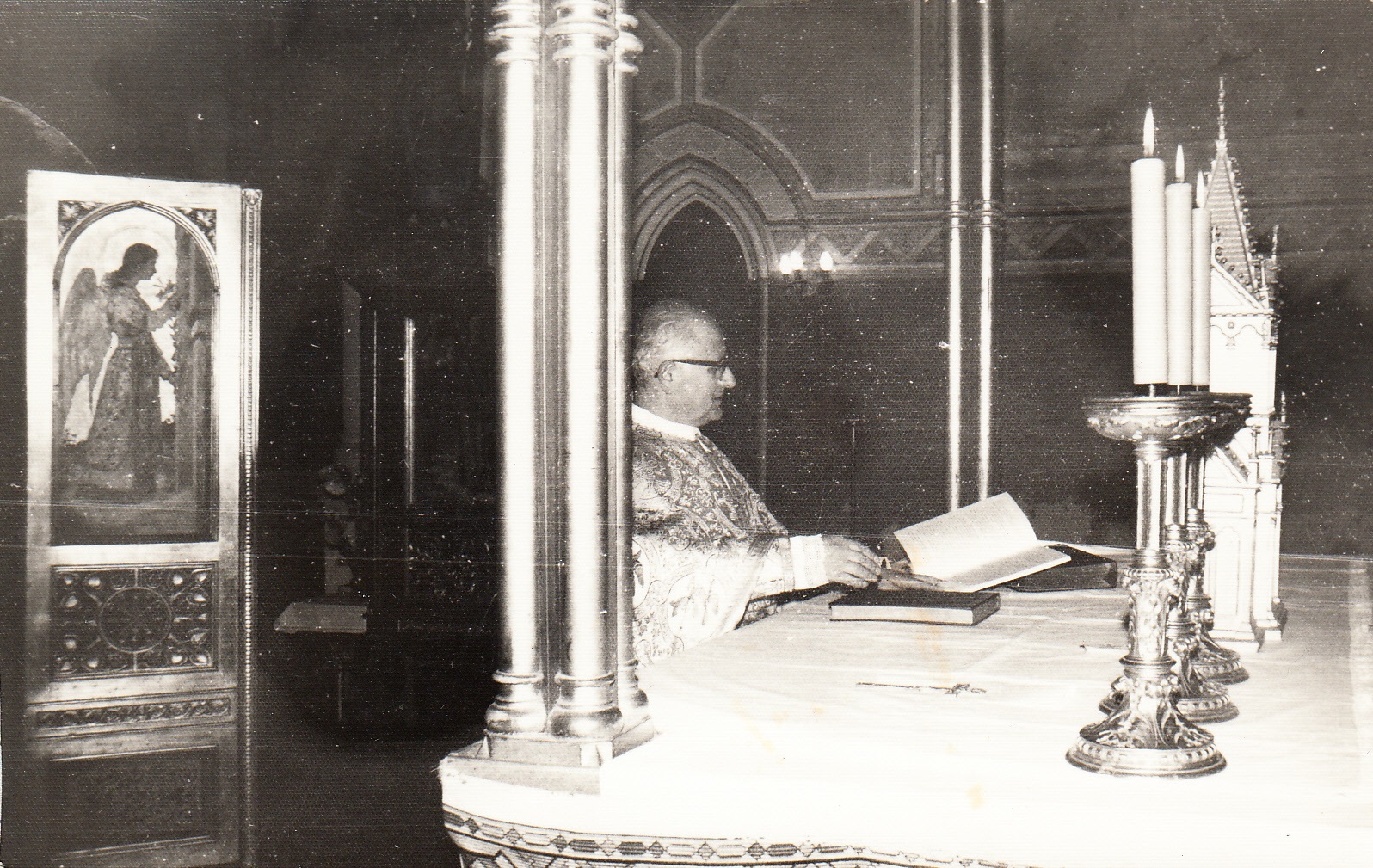 Vikar moli, posti i okuplja