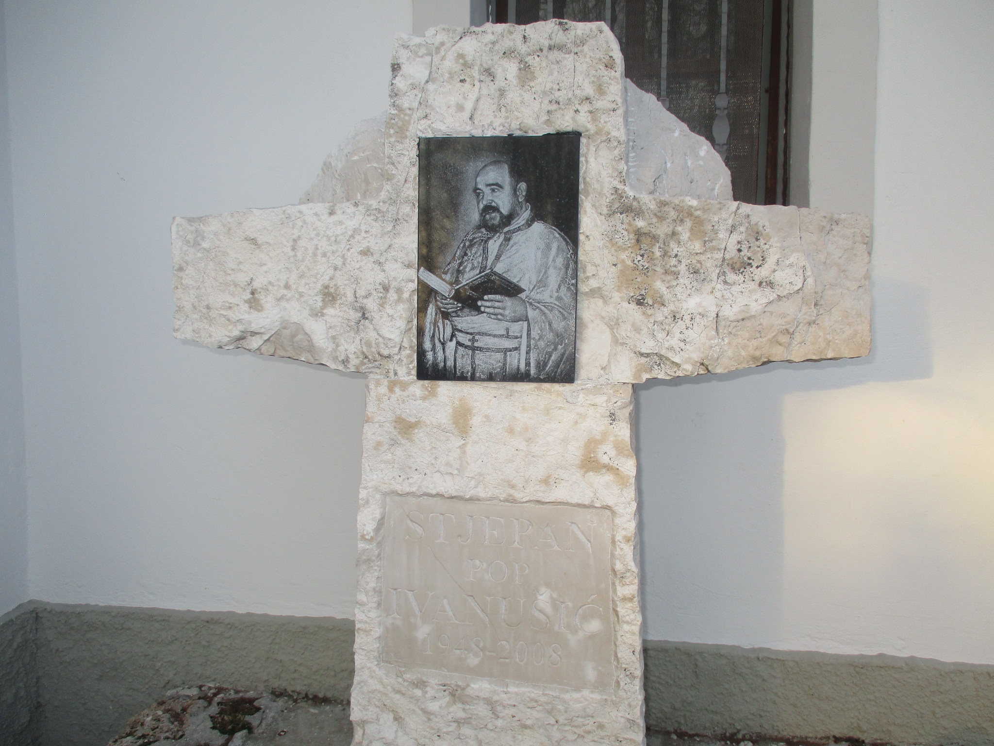 Pokojnom svećeniku Žumberačkog vikarijata o. Stjepanu Ivanušiću uoči Zadušnih subota obnovljena grobnica